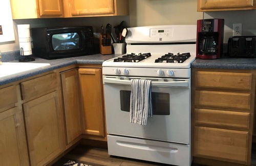 Mayfield Cottage | Newly-remodeled…100ft sandy beach.2 free kayaks&paddleboat-4 bedrooms.sleeps12