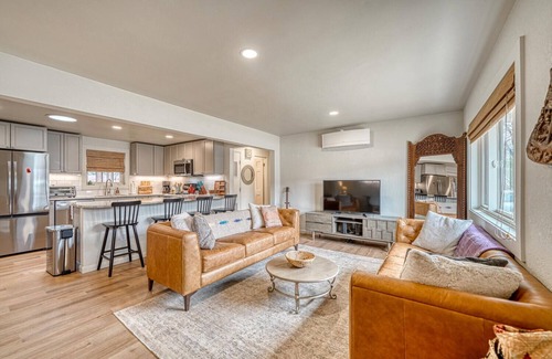 Salida House | Newly Remodeled 2bd 2ba The Salida Boulevard Vacation Home #0750