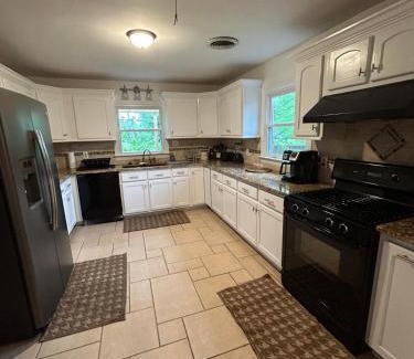East Memphis House | Newly remodeled 6BR in East Memphis Neighborhood