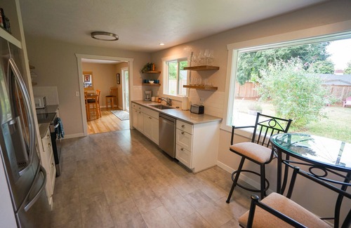 Cal Young House | Newly remodeled cozy home with large yard. Close to U of O, Autzen, and Oakway.