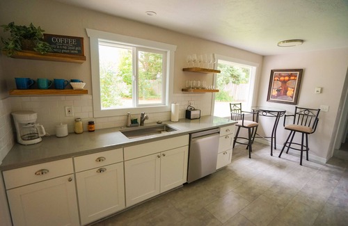 Cal Young House | Newly remodeled cozy home with large yard. Close to U of O, Autzen, and Oakway.
