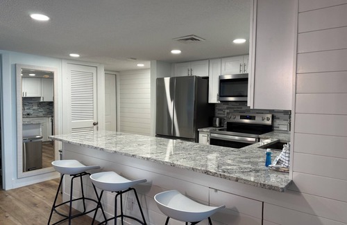 Holiday Isle Condo | 🌴 Newly Remodeled Gulf-Front Condo 🌊 | Sleeps 8 | Stunning Views