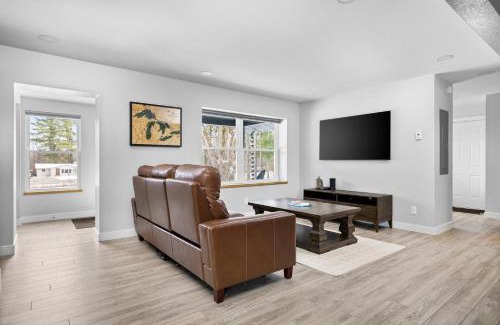 Traverse City House | ✵ Newly Remodeled Lovely 4BDR Retreat ➠ 3191
