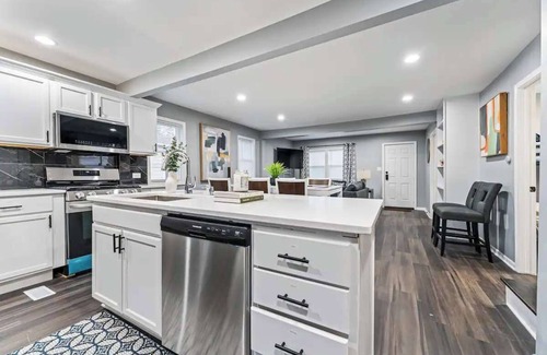 Gages Lake House | Newly remodeled-Near Lake 4BR w/Hot Tub & Games