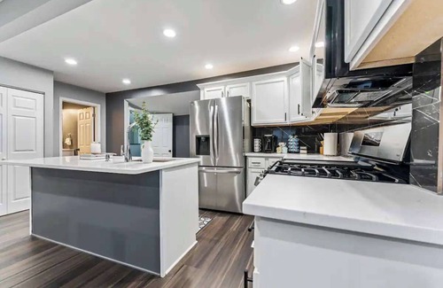 Gages Lake House | Newly remodeled-Near Lake 4BR w/Hot Tub & Games