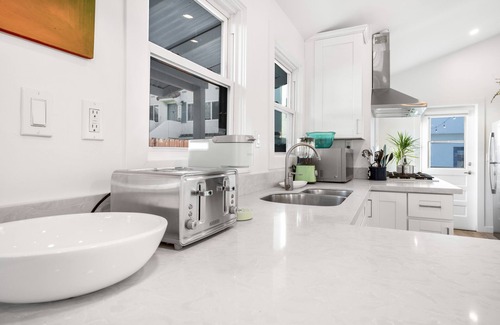Ocean Beach House | NEWLY REMODELED OCEAN BEACH STUNNING HOME PARKING/FIREPIT/BBQ - SLEEPS 12