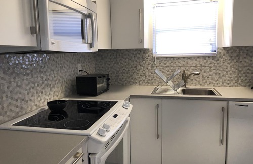Orlando House | Newly remodeled PET FRIENDLY 2br/1bath by OIA