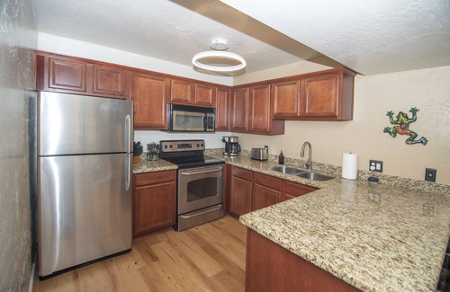 Oak Creek Condo | Newly Remodeled Prime Unit with Scenic Views