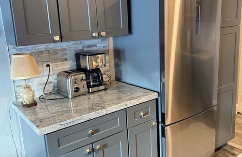 Truckee Apartment | Newly Remodeled Ski in Ski Out Cabinette