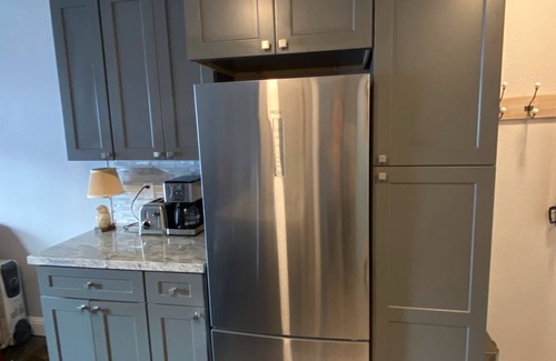 Truckee Apartment | Newly Remodeled Ski in Ski Out Cabinette