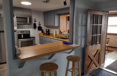 Port Clinton Cabin | Newly remolded Lodge close to public boat ramps , beach and fishing charters.