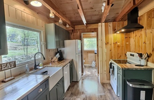 Corinth Cabin | Newly Renovated 2 bedroom + LOFT cabin with WiFi at the Lake!