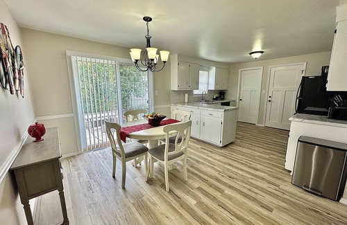 Ashwaubenon House | Newly Renovated 3 bedrooms w/5 beds, 2 bath home w/convenience to everything.