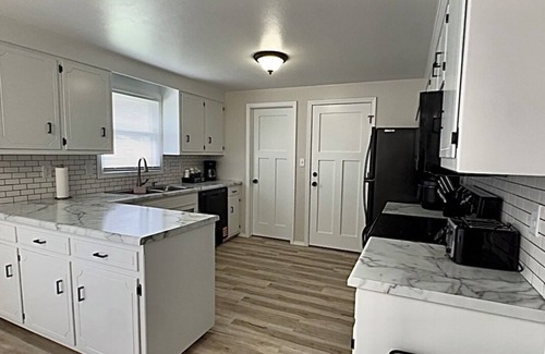 Ashwaubenon House | Newly Renovated 3 bedrooms w/5 beds, 2 bath home w/convenience to everything.