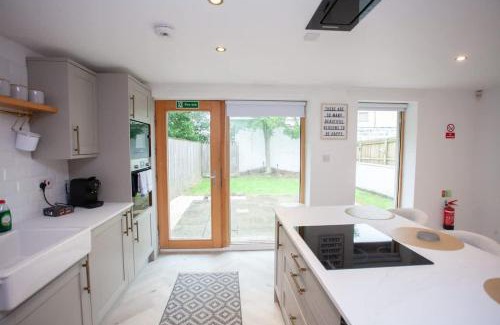 North West House | Newly Renovated 3 Bedroom Modern House