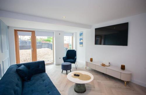 North West House | Newly Renovated 3 Bedroom Modern House
