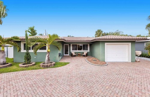 Santa Barbara Estates House | Newly renovated 3 bedrooms near the beach hot tube