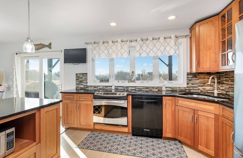 Point Judith House | Newly Renovated 4-bed Beach House in Point Judith - 10/10 Walkability!