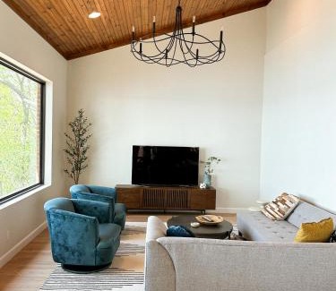 Vinita House | Newly Renovated 4B, 2.5 bath Lakefront home with South Grand Lake Views and dock