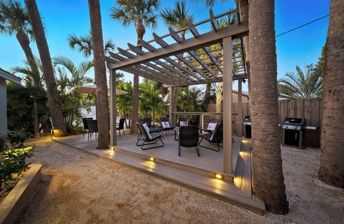 Winslow Reserve Apartment | NEWLY Renovated Boutique, Modern Apt by the Beach! - Unit G