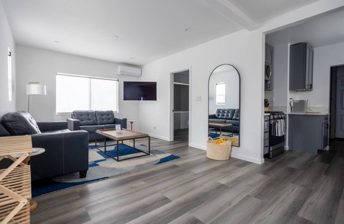 Los Angeles House | NEWLY RENOVATED BUNGALOW WITH FREE PARKING ON SITE