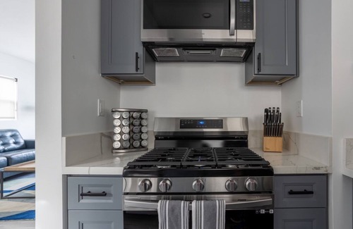 Los Angeles House | NEWLY RENOVATED BUNGALOW WITH FREE PARKING ON SITE