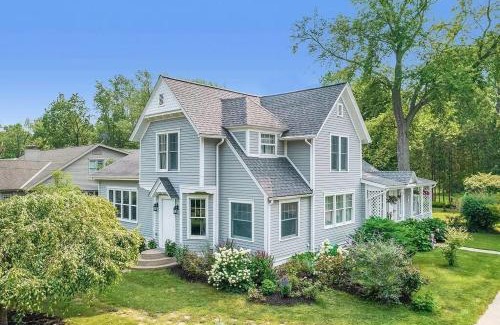 South Haven House | Newly Renovated Cottage 5 mins from Beach!
