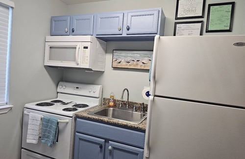 Biloxi Condo | Newly Renovated Gated Complex & Pretty Condo-Great for TDY or Beach Visitors!