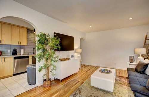 North End Apartment | Newly Renovated in Hyde Park: Parking +Laundry