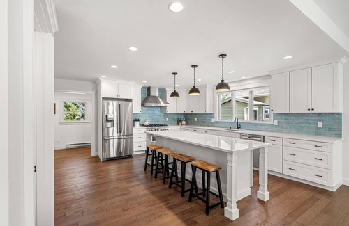 Gloucester House | Newly Renovated Luxury 5BR Home + Office, Walk to Beach & Town