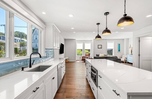 Gloucester House | Newly Renovated Luxury 5BR Home + Office, Walk to Beach & Town