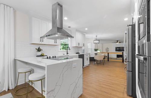 Charlotte House | Newly Renovated Luxury 4-bedroom house in lovely Charlotte with WiFi and AC