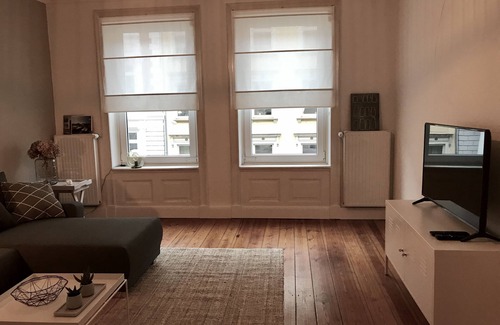Saint Georg Apartment | Newly renovated luxury old building apartment centrally at Hamburg Central Station - St. Georg