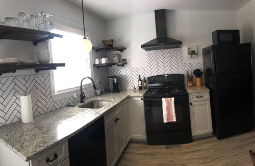 Charleston House | Newly Renovated Modern 2 Bed, 1 Bath Close to Downtown -Red Door