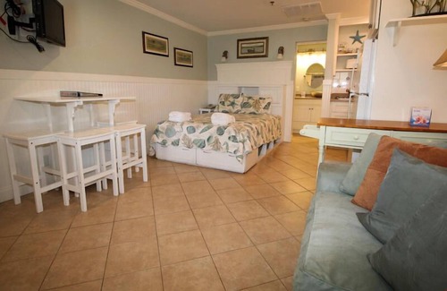 Saint Helena Island Resort | Newly Renovated Poolside Studio Steps from Beach Club & Tennis - Pet Friendly
