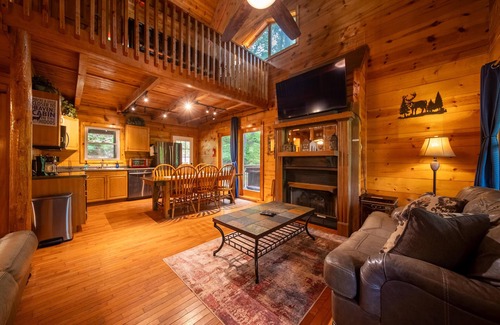 Stanton Cabin | Newly renovated, Scenic Hilltop Cabin near Natural Bridge State Park