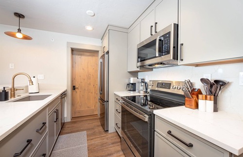 Whitefish House | Newly Renovated Ski-In/Ski-Out Studio with Parking in Village