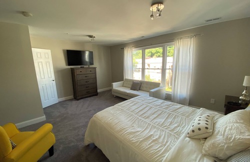 H Street Corridor Bed & Breakfast | Newly Renovated Spacious 5 Bedroom in the heart of DC! Can sleep 11 people!