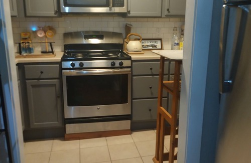 Kansas City Apartment | Newly Renovated Stylish 3rd Floor Apartment 5 mins from Country Club Plaza