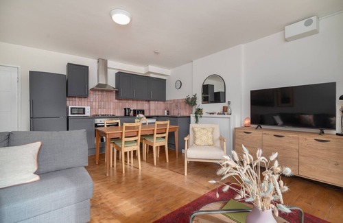 Ealing Apartment | Newly Renovated Stylish London Sanctuay