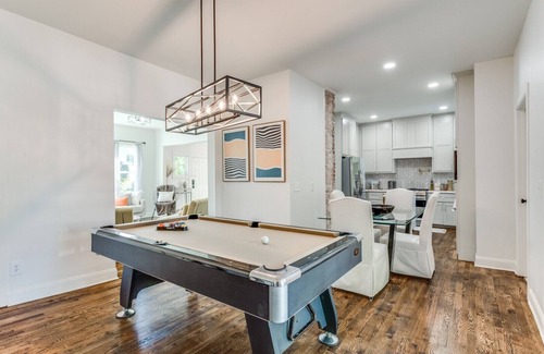 Central Oklahoma City House | Newly Renovated Villa|🚶1min from Plaza District|Hot Tub|🎱Pool Table|🐶Friendly