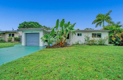 Park East Villa | Newly Renovated w Heated Saltwater Pool & Hot Tub