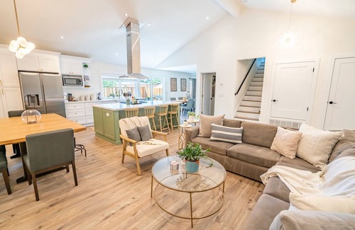 Napa House | Newly Renovated Wine Country Home w/Guest House