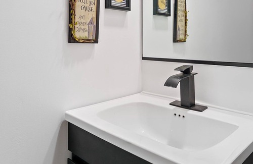 Los Angeles House | Newly Updated & Centrally Located! Blocks to SOFI!