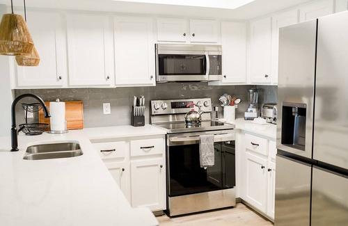 Saint Simons Heights Condo | Newly updated townhome with marsh views, sleeps 8!