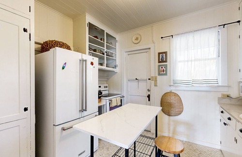 Diamond Head - Kapahulu - St. Louis Cottage | Newly-upgraded home with Diamond Head views - walk to Waikiki Beach