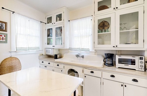 Diamond Head - Kapahulu - St. Louis Cottage | Newly-upgraded home with Diamond Head views - walk to Waikiki Beach