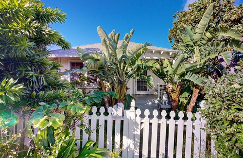 Diamond Head - Kapahulu - St. Louis Cottage | Newly-upgraded home with Diamond Head views - walk to Waikiki Beach