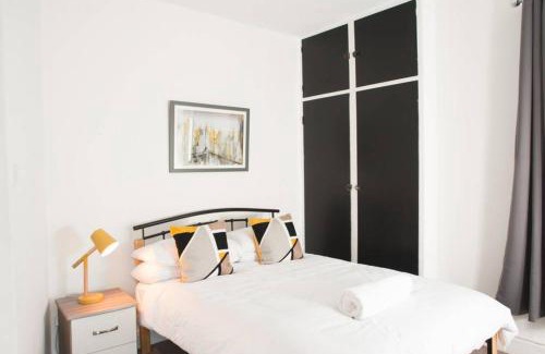 Newport Apartment | Newport house sleeps 9 - Mycityhaven