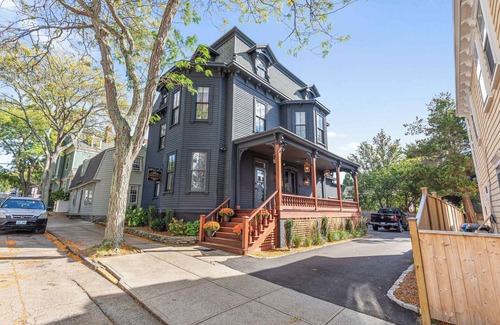 Newport House | Newport Luxury Estate with Gourmet Kitchen